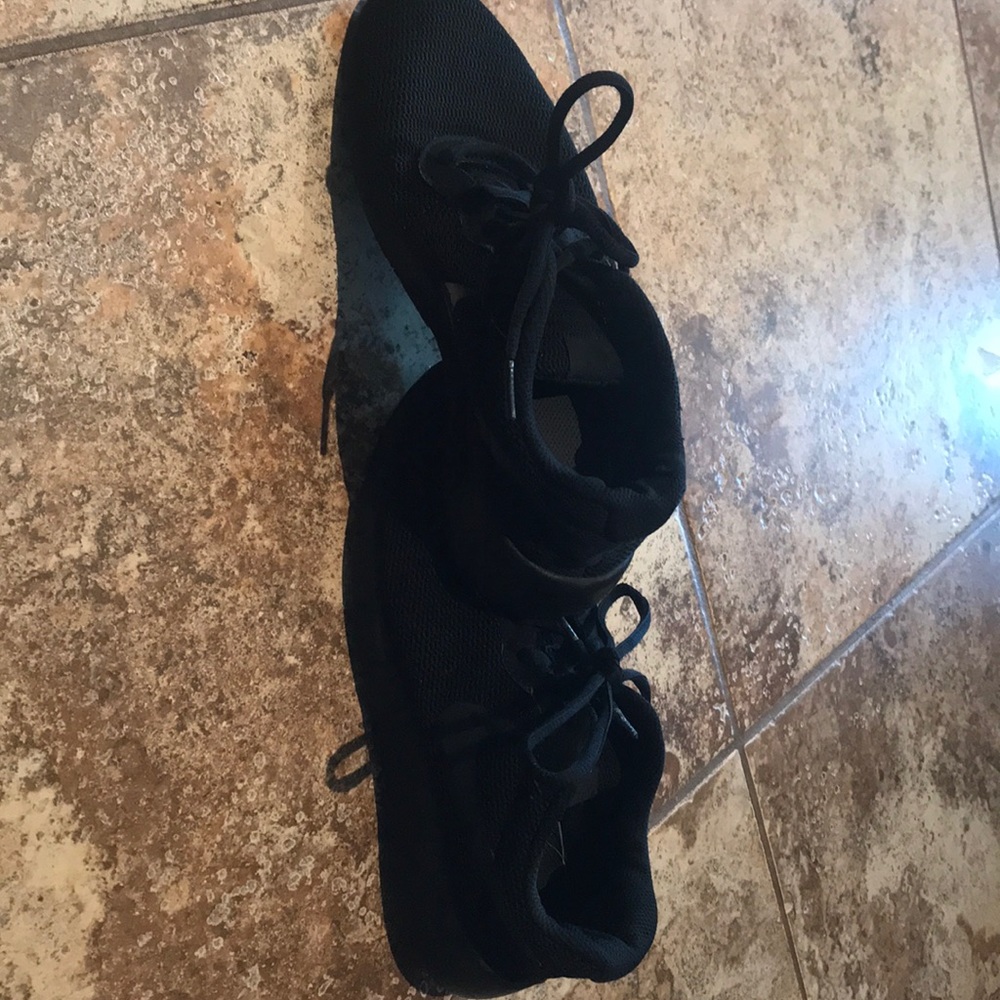 Nike all black shoes